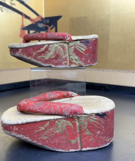 paire de chaussons japonais okobo geisha maiko japon