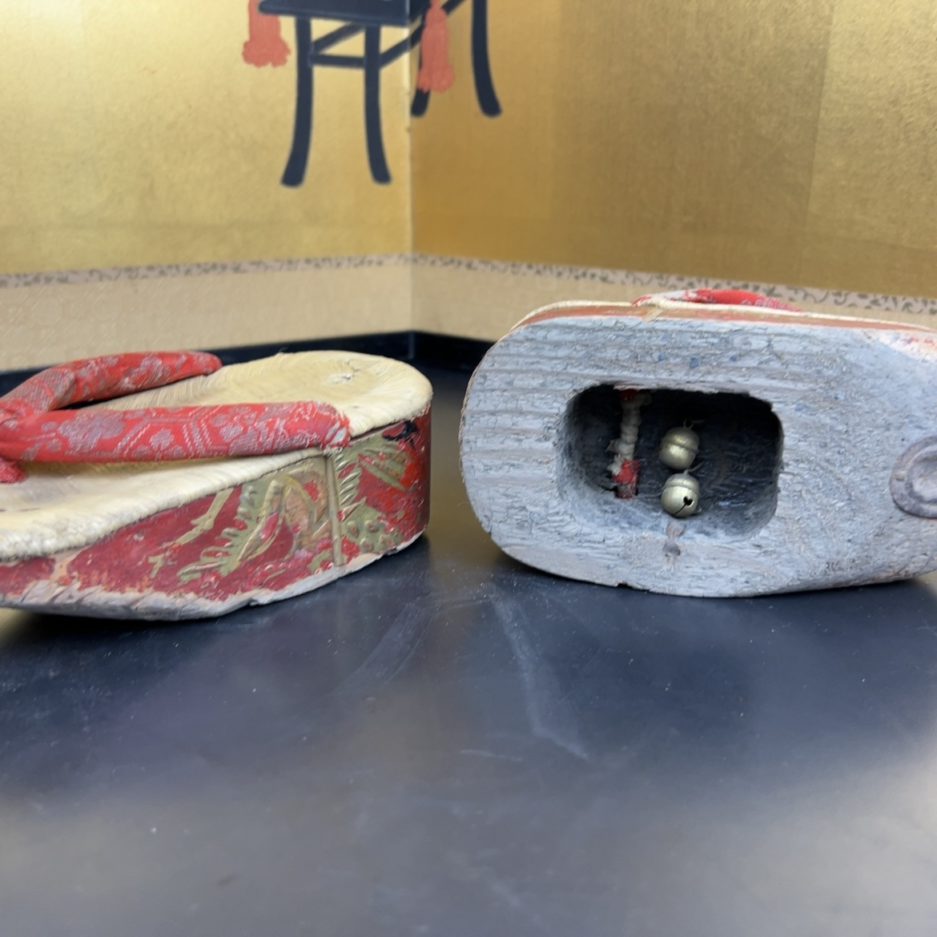 paire de chaussons japonais okobo geisha maiko japon