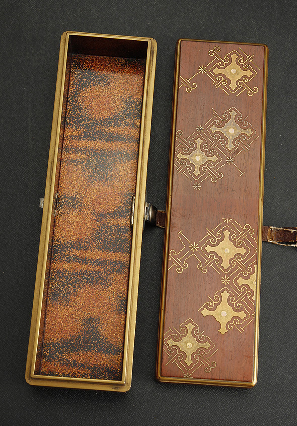 Boîte en bois laqué du Japon à motifs de croix nanban