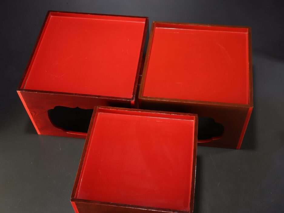 Tables empilables bois laqué rouge Japon chanoyu cérémonie du thé