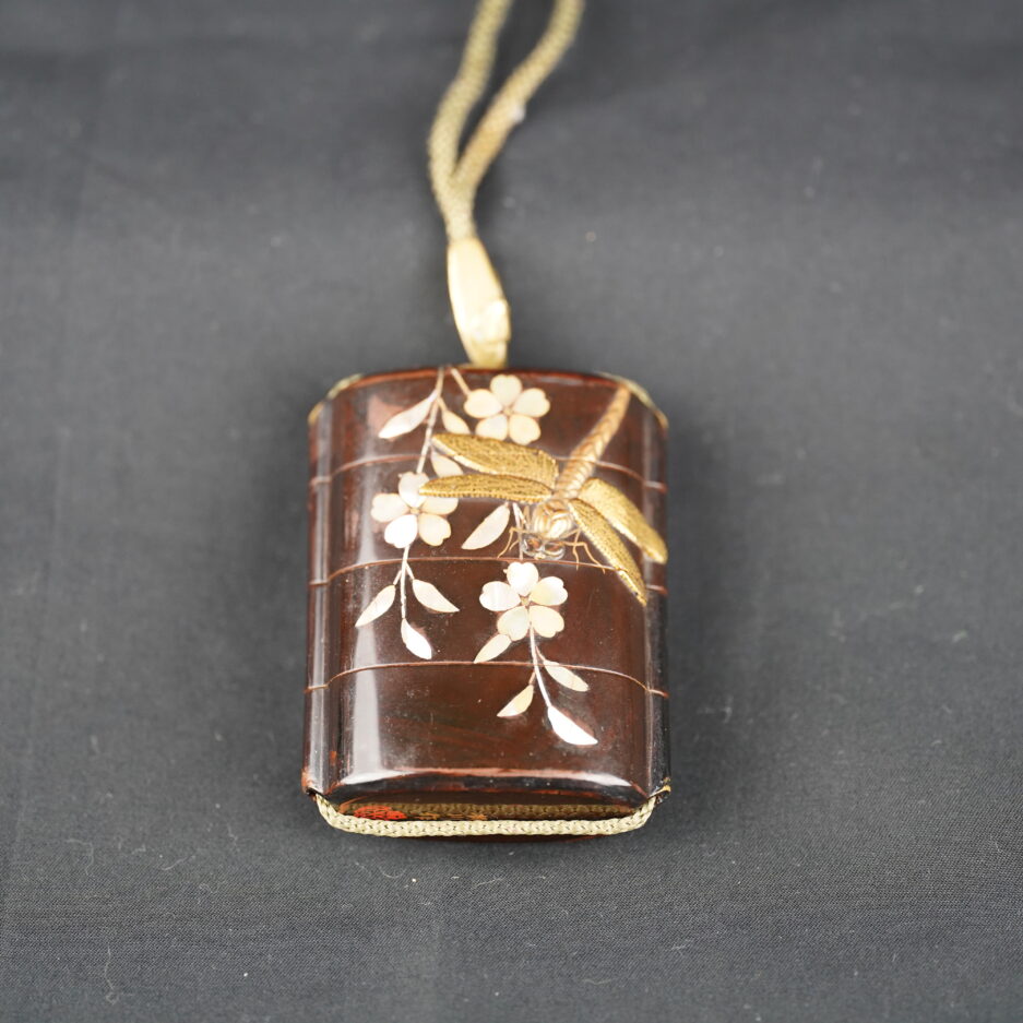 Inro laqué japon Kajikawa incrustation nacre libellule art japonais luc hedin