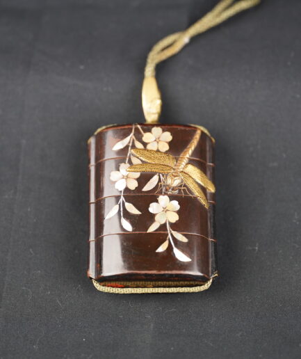 Inro en laque brune à décor de libellules et fleurs en nacre signé Kajikawa - Edo XIXe s.