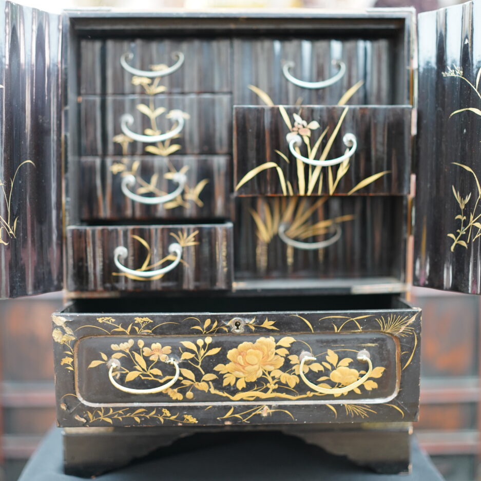 Cabinet en bois laqué Japonais meiji hira maki-e