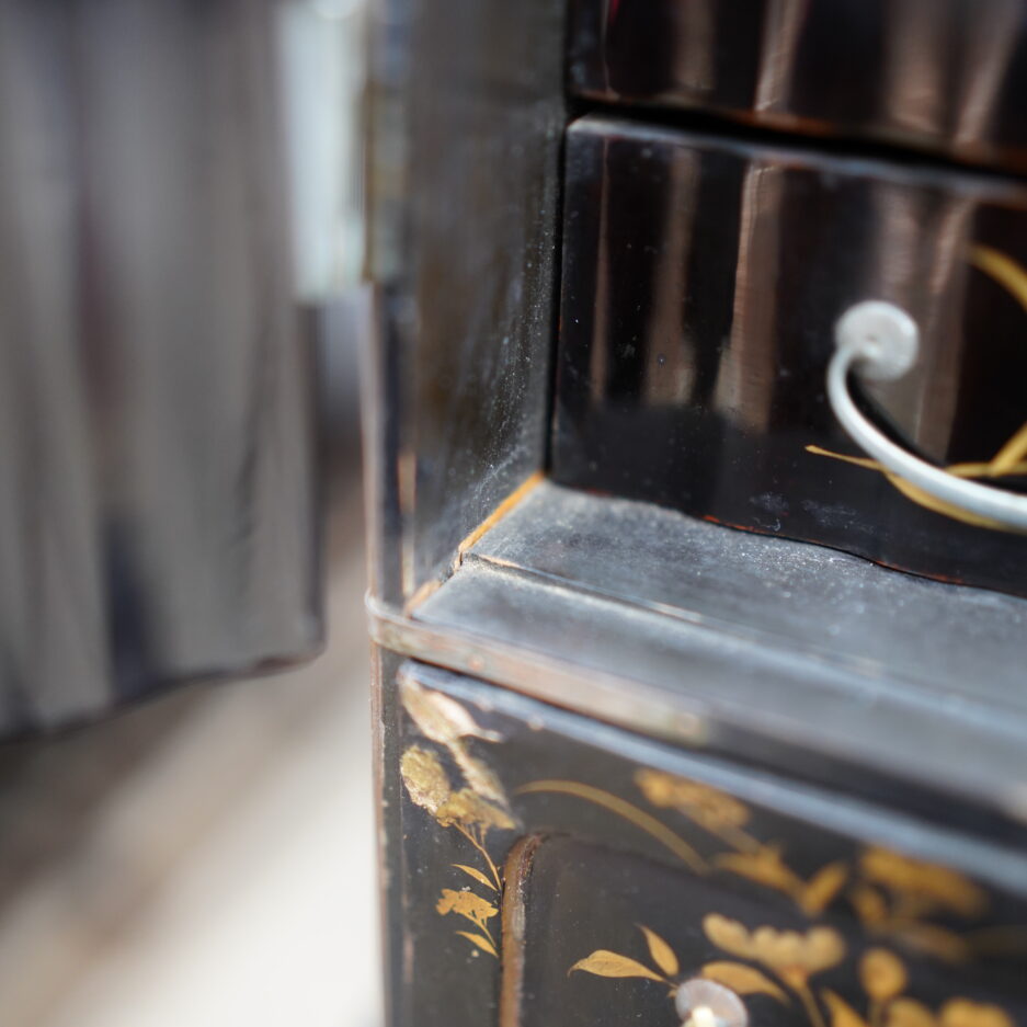 Cabinet en bois laqué noir à motifs de faucon et pins, branchages... en hira maki-e à huit tiroirs et deux portes.