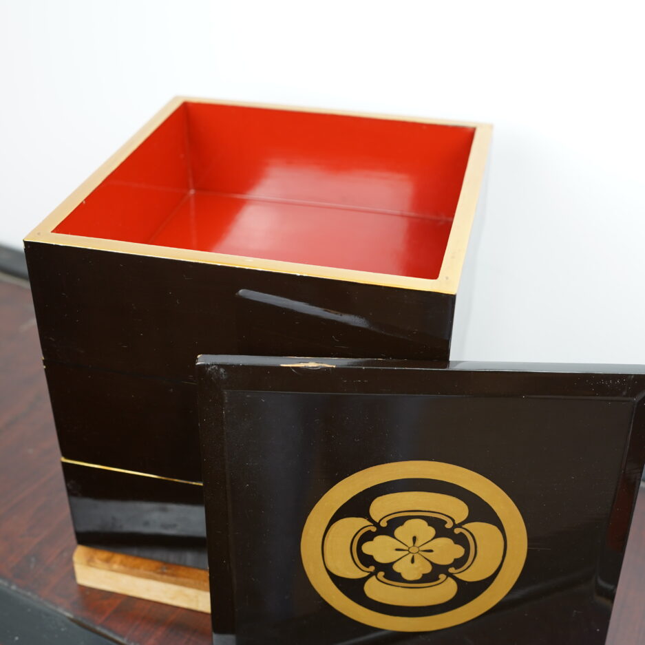 Jubako japonaise boite empilable avec emblème de clan Kogeiya Luc Hedin