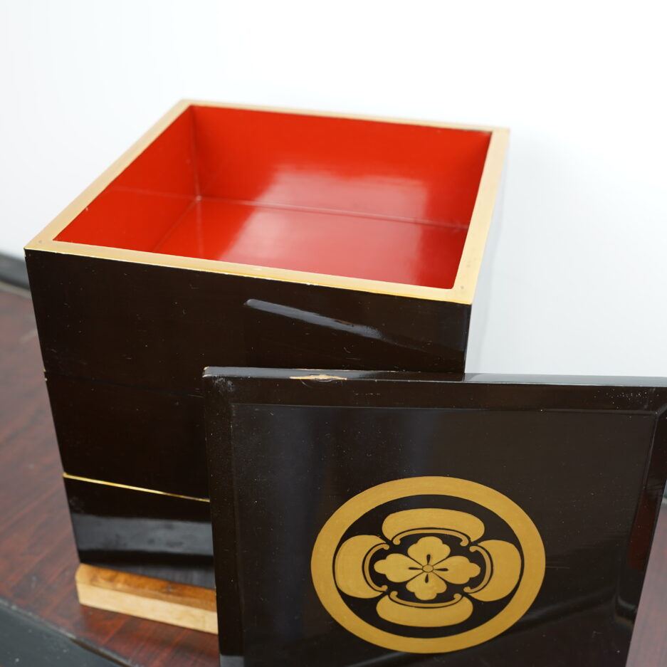 Jubako japonaise boite empilable avec emblème de clan Kogeiya Luc Hedin