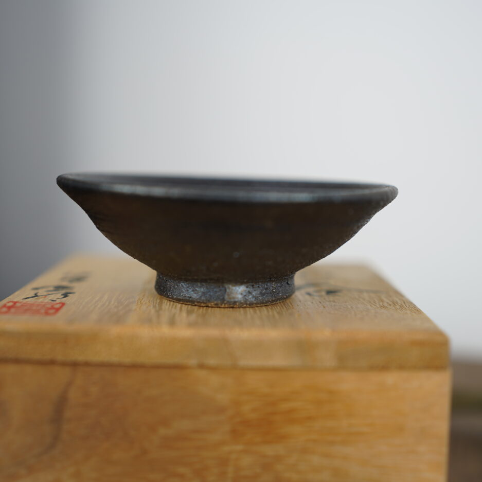 Tasse sake verre sake guinomi Japon grue or et noir Kogeiya Luc Hedin