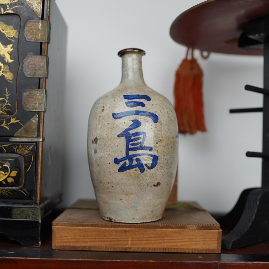 Bouteille à sake vintage Tokkuri kanji bleu japon décoration Luc Hedin Kogeiya