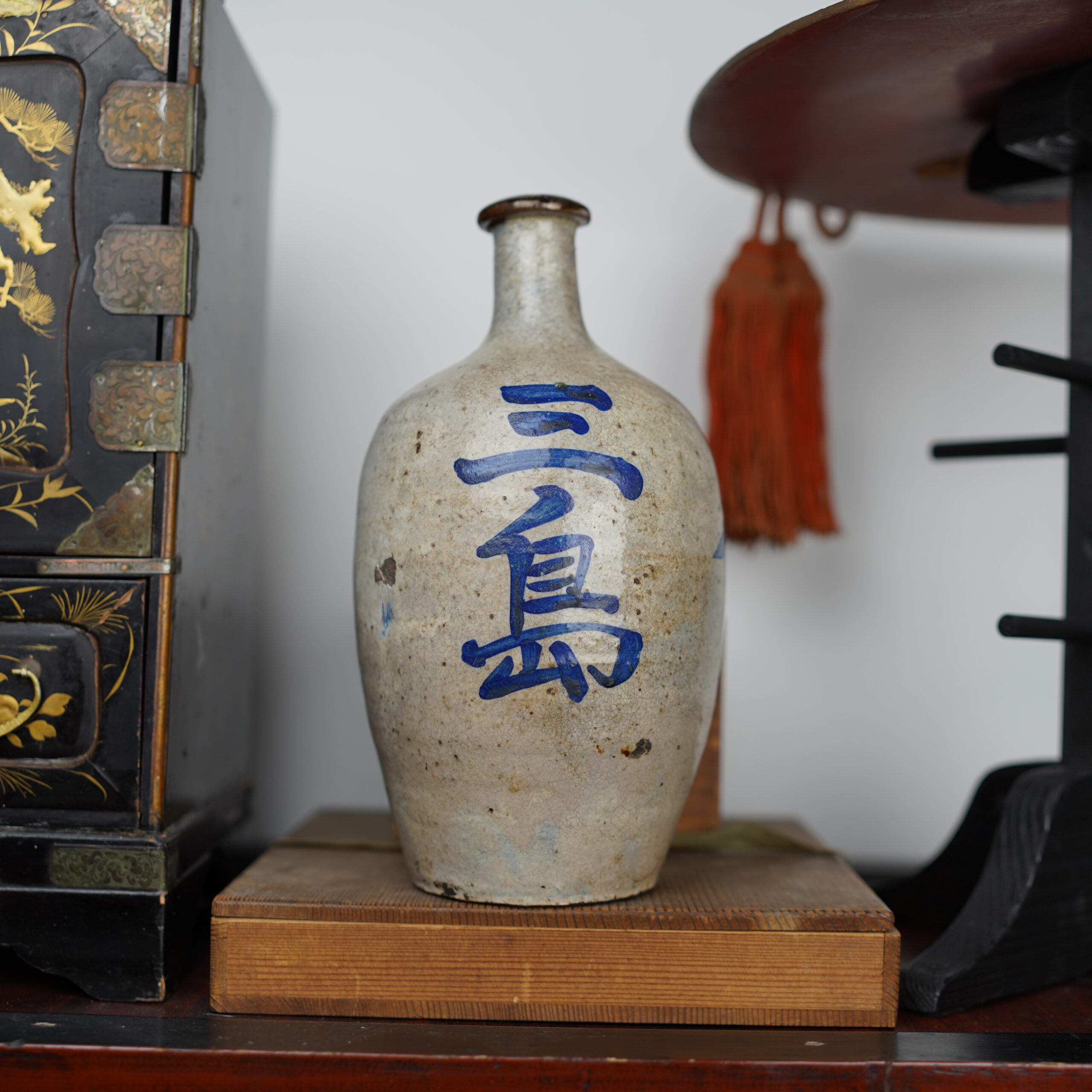 Bouteille à sake vintage Tokkuri kanji bleu japon décoration Luc Hedin Kogeiya