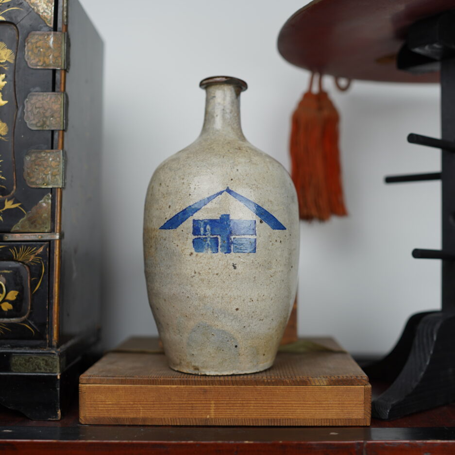 Bouteille à sake vintage Tokkuri kanji bleu japon décoration Luc Hedin Kogeiya