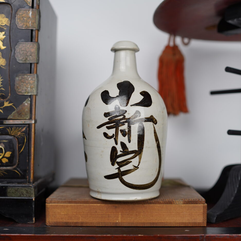 Bouteille à sake Meiji Japon XIXe s. Tokkuri kanji japon décoration Luc Hedin Kogeiya