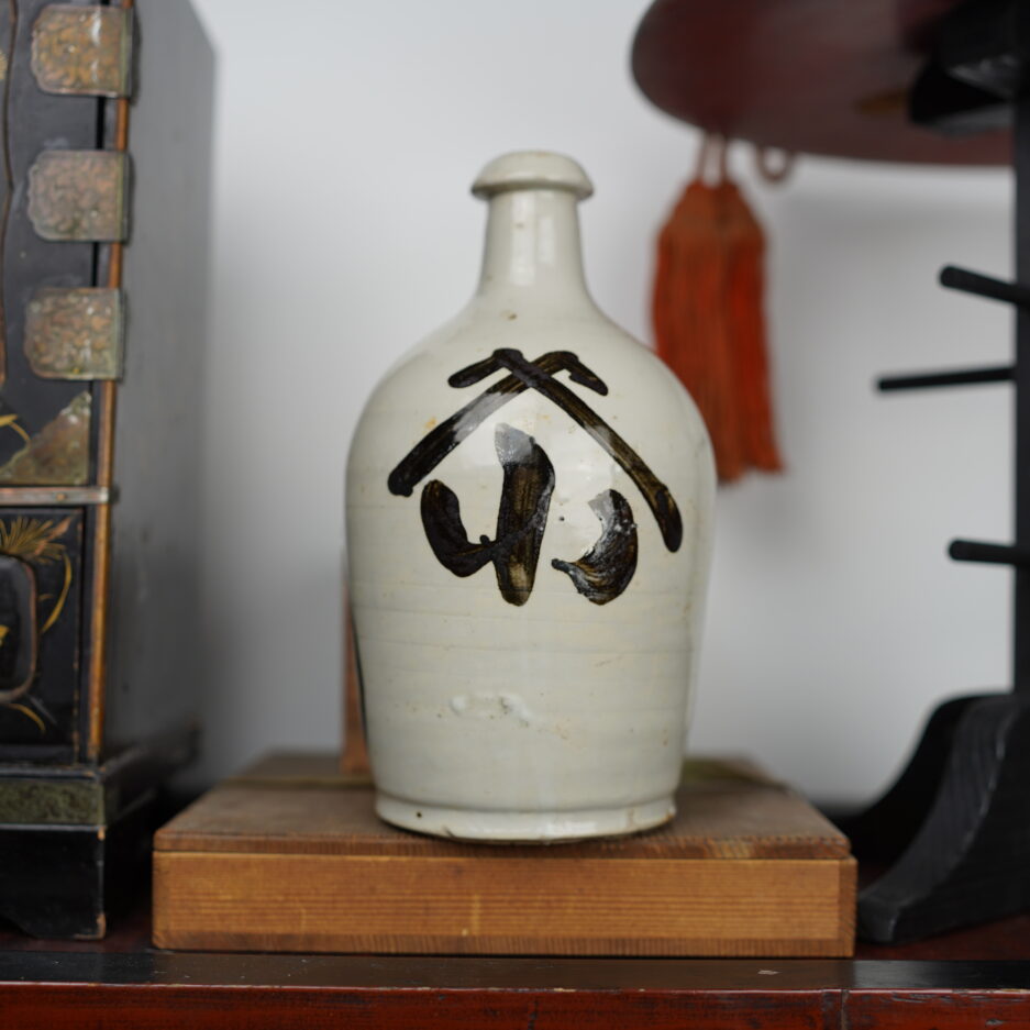 Bouteille à sake Meiji Japon XIXe s. Tokkuri kanji japon décoration Luc Hedin Kogeiya