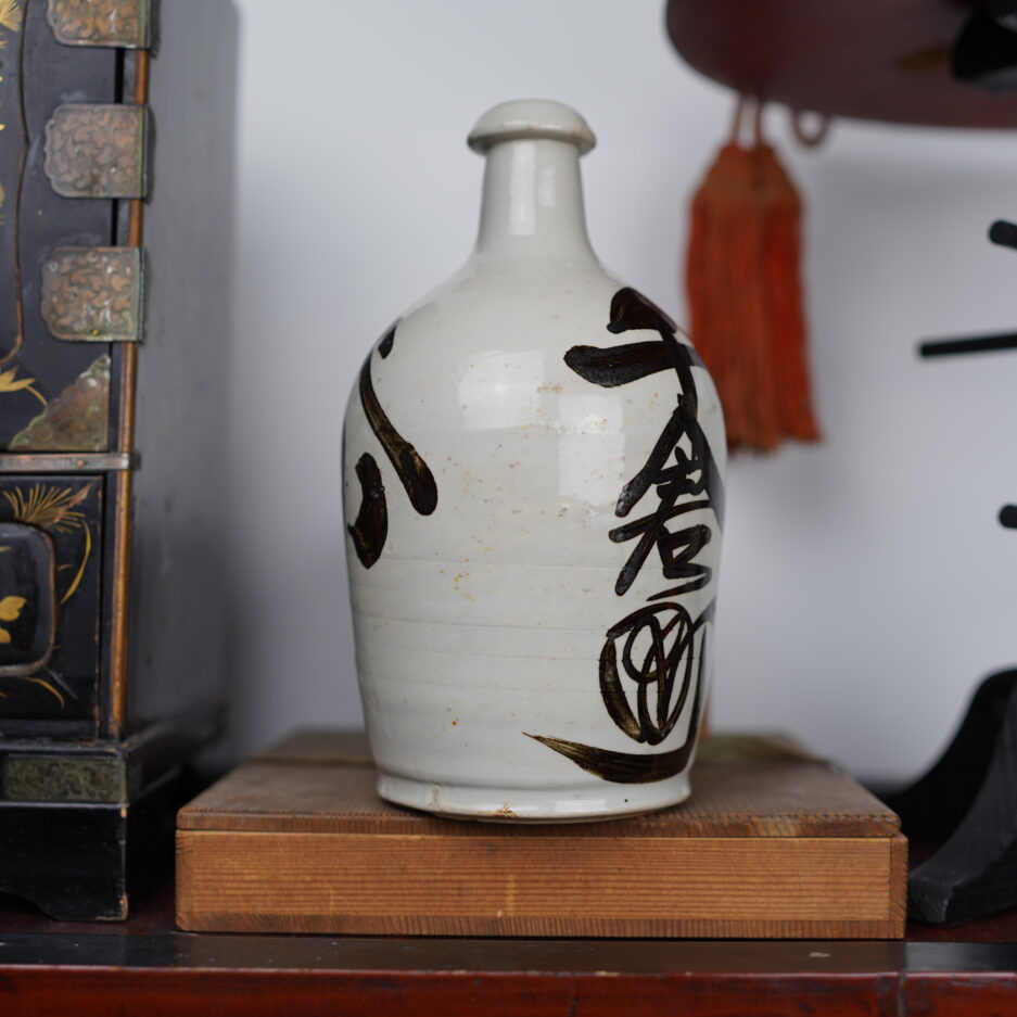 Bouteille à sake Meiji Japon XIXe s. Tokkuri kanji japon décoration Luc Hedin Kogeiya