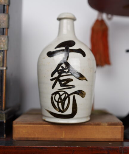 Bouteille à sake Meiji Japon XIXe s. Tokkuri kanji japon décoration Luc Hedin Kogeiya