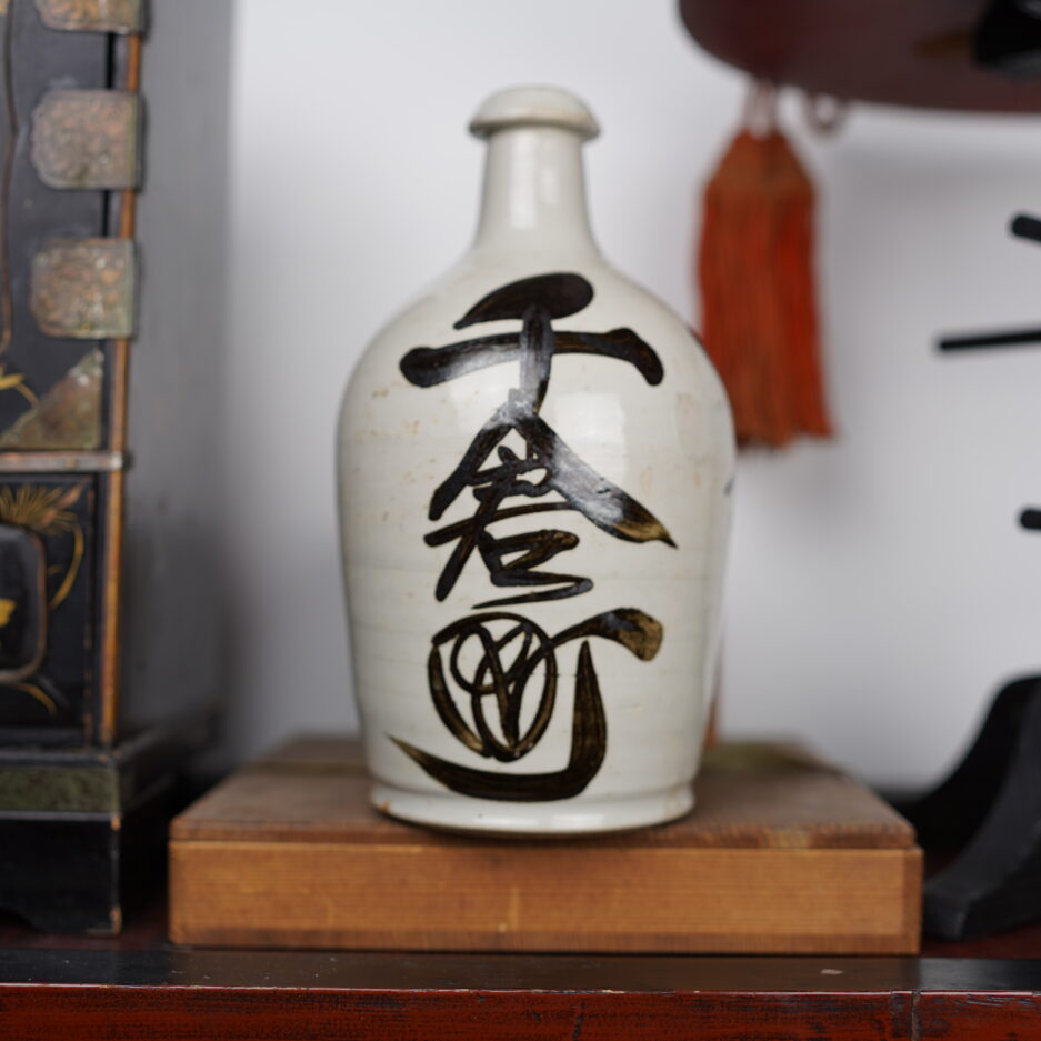 Bouteille à sake Meiji Japon XIXe s. Tokkuri kanji japon décoration Luc Hedin Kogeiya