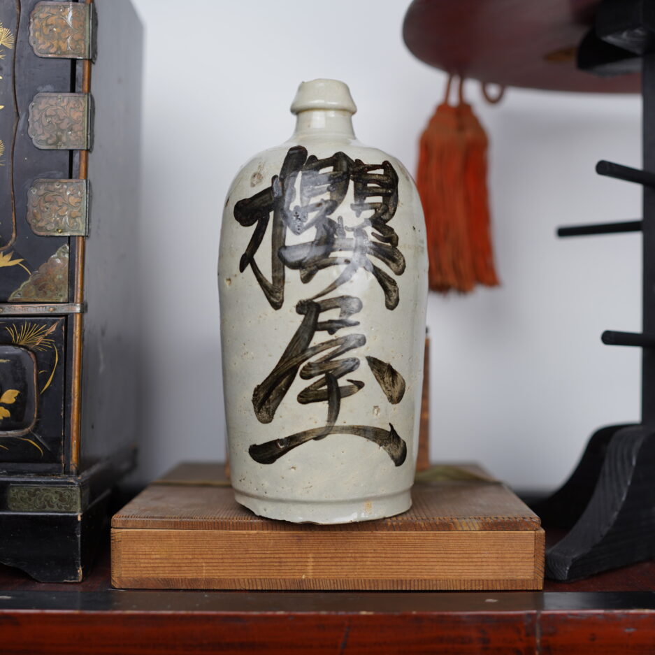 Bouteille à sake Meiji Japon XIXe s. Tokkuri kanji japon décoration Luc Hedin Kogeiya