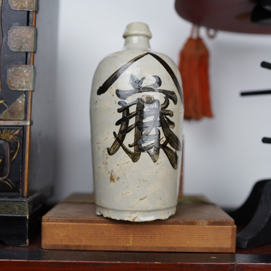 Bouteille à sake Meiji Japon XIXe s. Tokkuri kanji japon décoration Luc Hedin Kogeiya