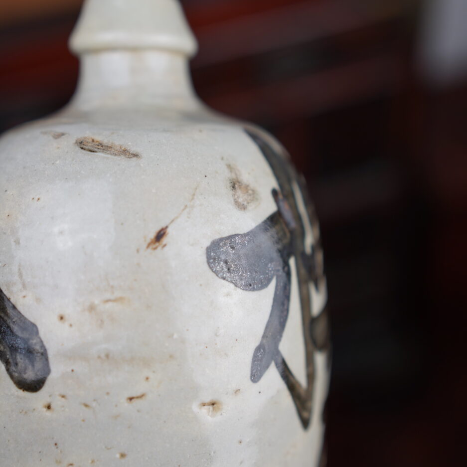 Bouteille à sake Meiji Japon XIXe s. Tokkuri kanji japon décoration Luc Hedin Kogeiya