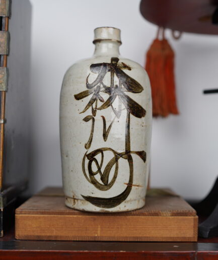 Bouteille à sake Meiji Japon XIXe s. Tokkuri kanji japon décoration Luc Hedin Kogeiya