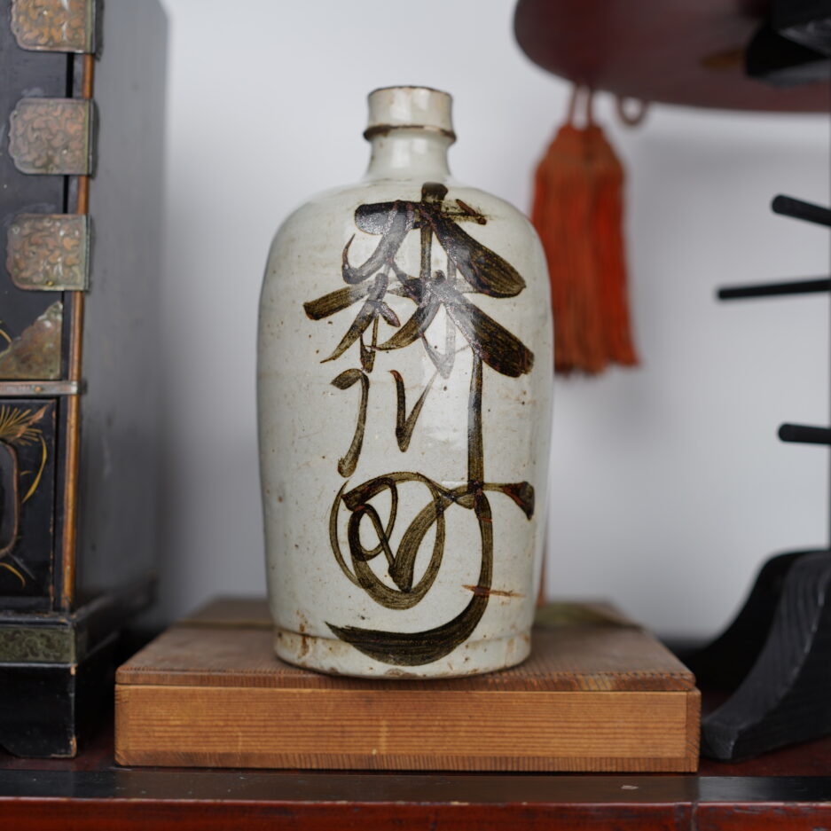 Bouteille à sake Meiji Japon XIXe s. Tokkuri kanji japon décoration Luc Hedin Kogeiya