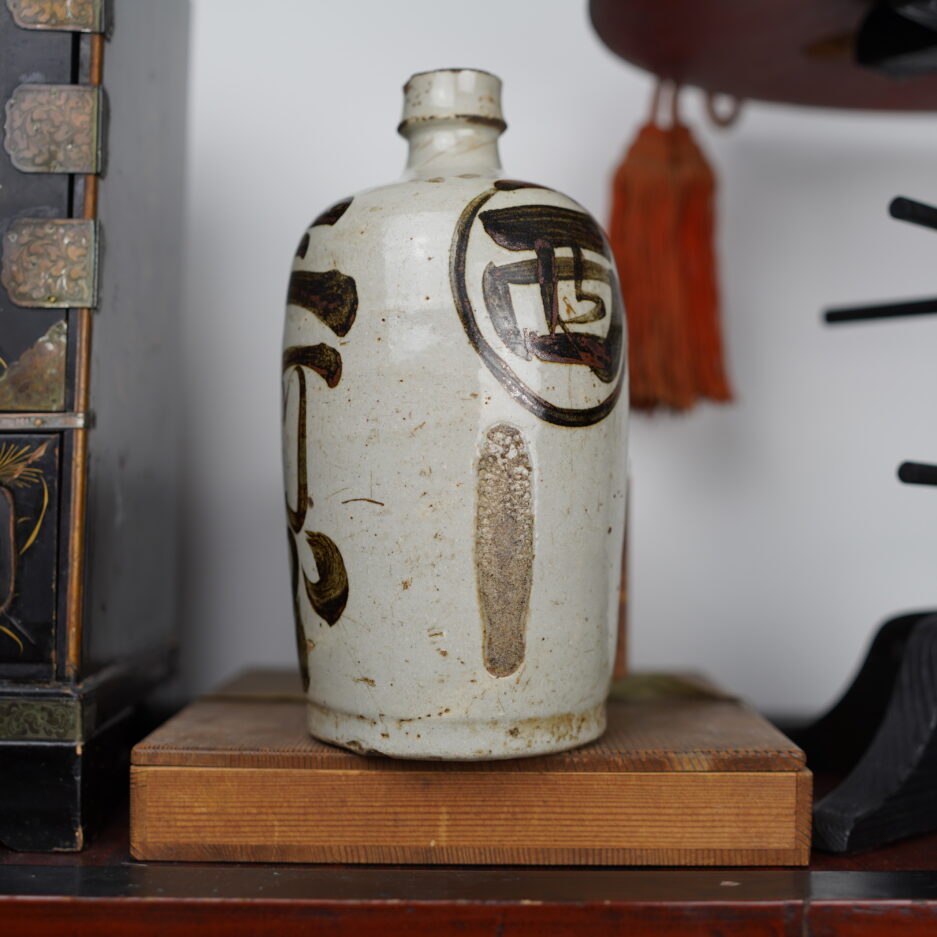 Bouteille à sake Meiji Japon XIXe s. Tokkuri kanji japon décoration Luc Hedin Kogeiya