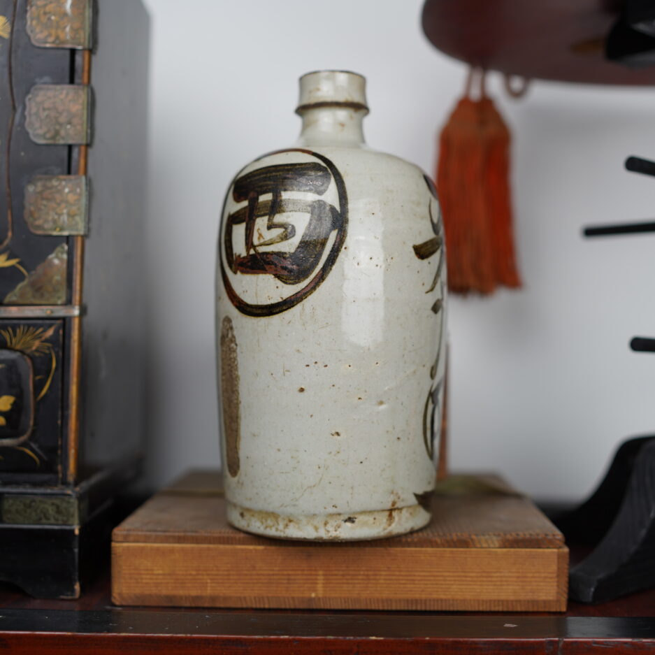 Bouteille à sake Meiji Japon XIXe s. Tokkuri kanji japon décoration Luc Hedin Kogeiya