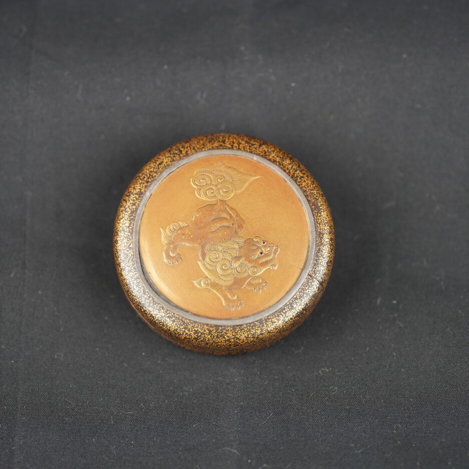 Kogo boîte à encens japonaise shishi nashiji hiramaki-e objet de collection Japon Luc Hédin Kogeiya