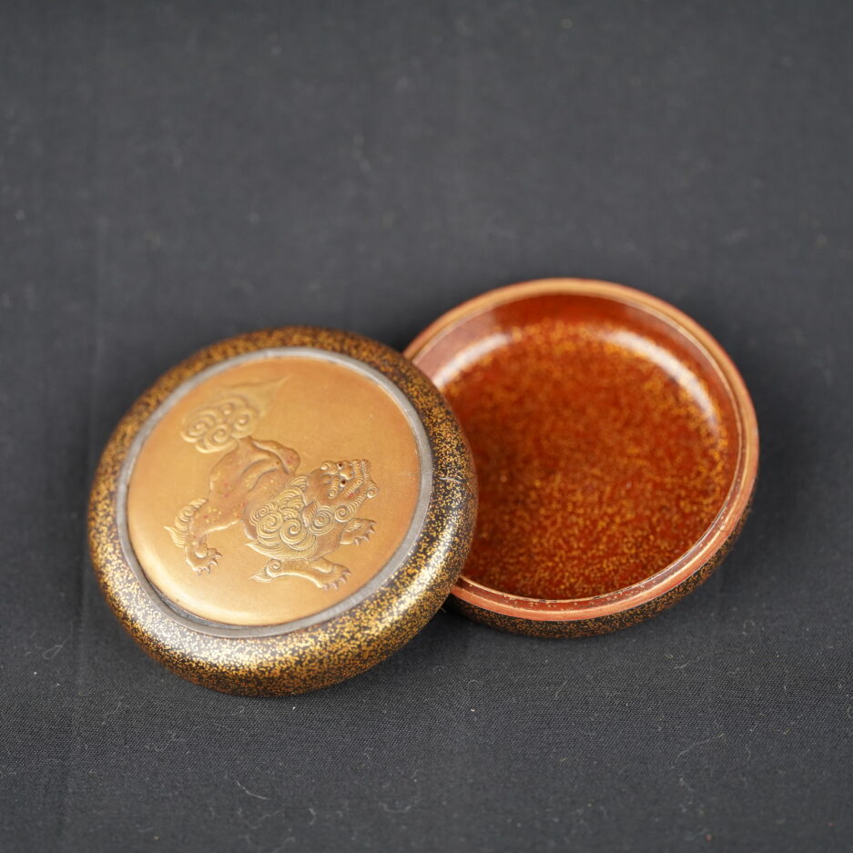 Kogo boîte à encens japonaise shishi nashiji hiramaki-e objet de collection Japon Luc Hédin Kogeiya