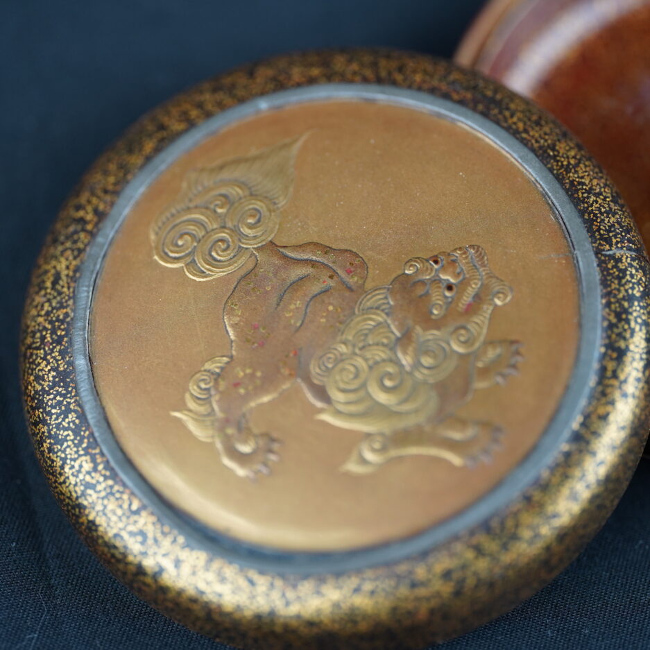 Kogo boîte à encens japonaise shishi nashiji hiramaki-e objet de collection Japon Luc Hédin Kogeiya