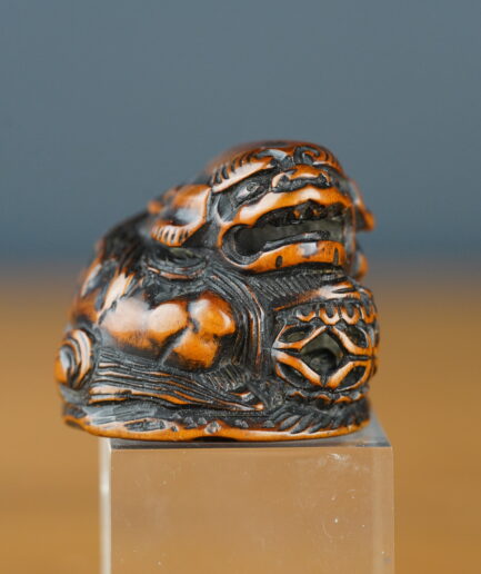 Netsuke représentant un kara-shishi tenant une balle par Minkoku - Mi-Edo XIXe s.
