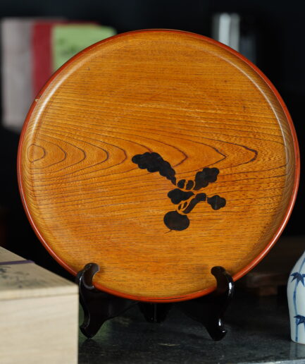 Plat en bois laqué naturel à décor d'un radis en négatif. Heisei XXe s.