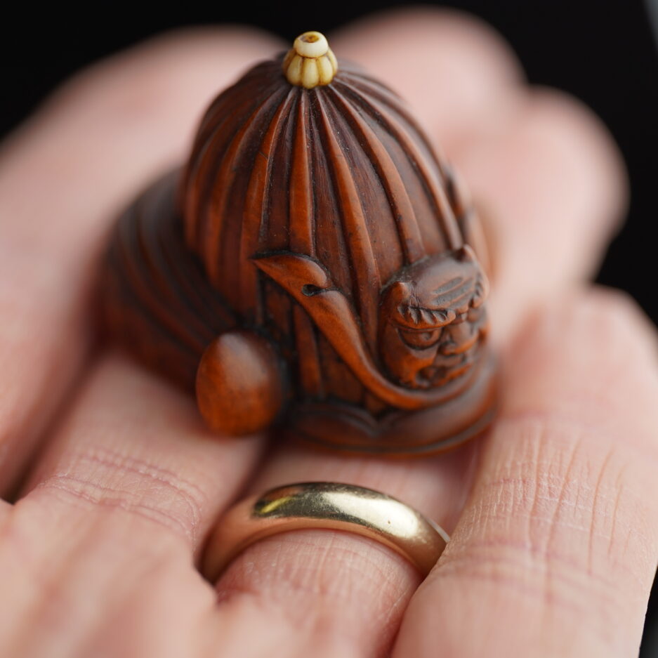 Netsuke en bois représentant un casque de samouraï Kabuto