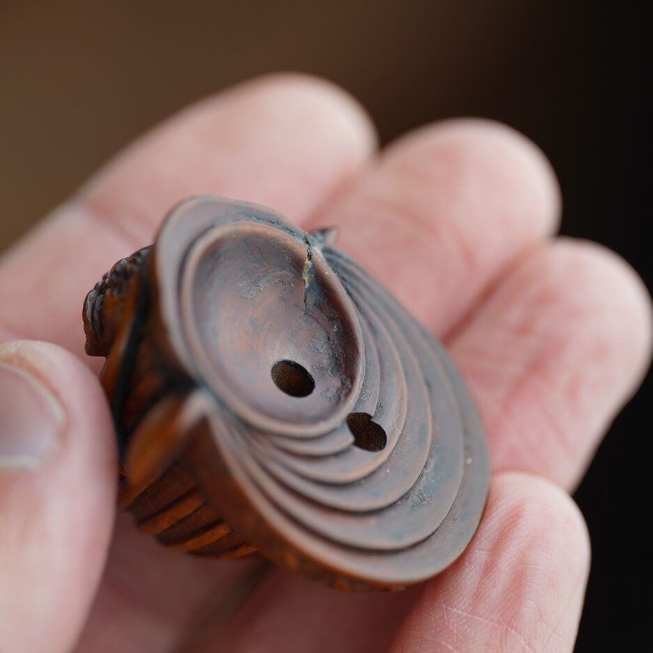 Netsuke en bois représentant un casque de samouraï Kabuto