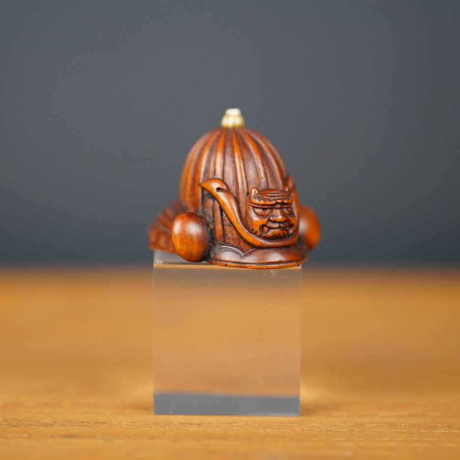 Netsuke en bois représentant un casque de samouraï Kabuto