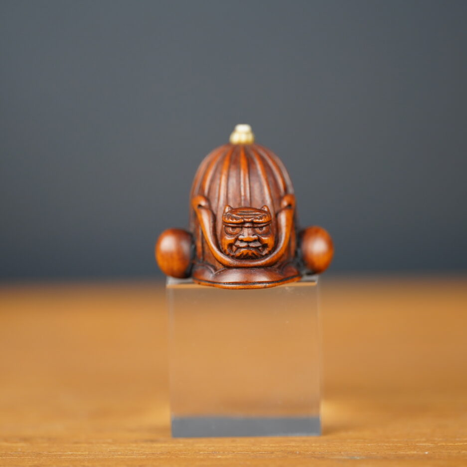 Netsuke en bois représentant un casque de samouraï Kabuto