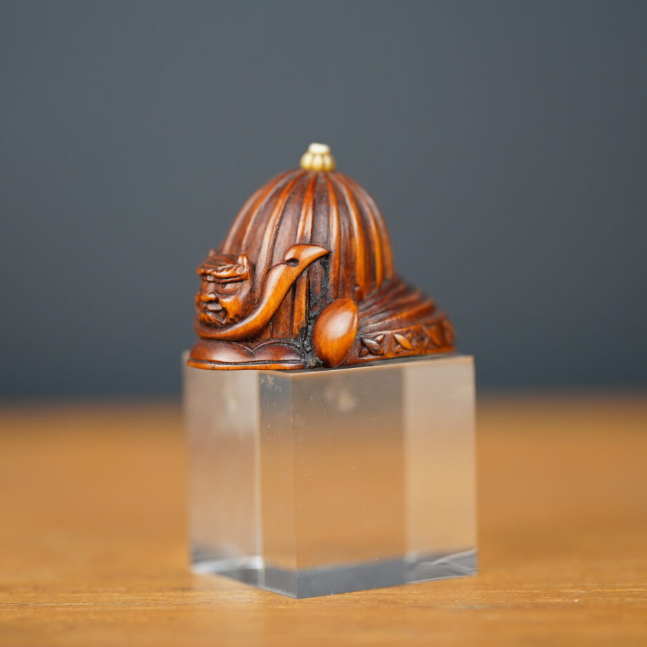 Netsuke en bois représentant un casque de samouraï Kabuto