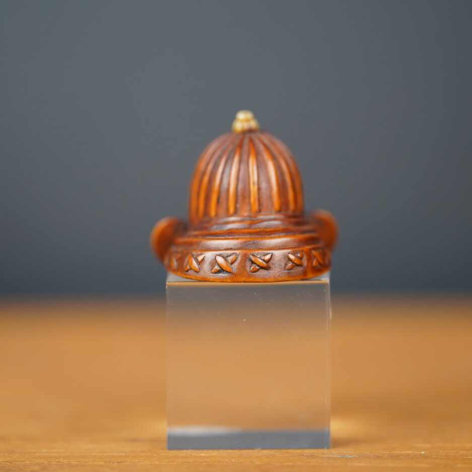 Netsuke en bois représentant un casque de samouraï Kabuto
