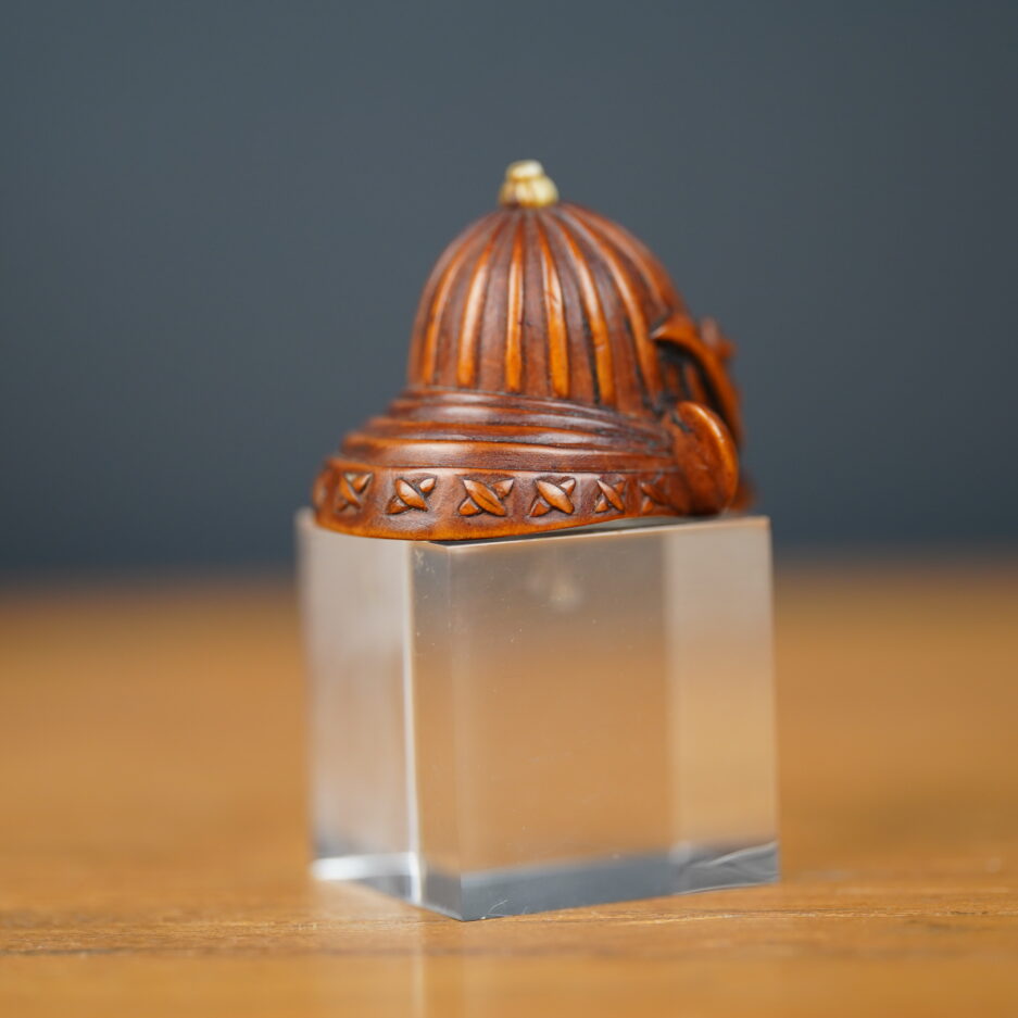 Netsuke en bois représentant un casque de samouraï Kabuto