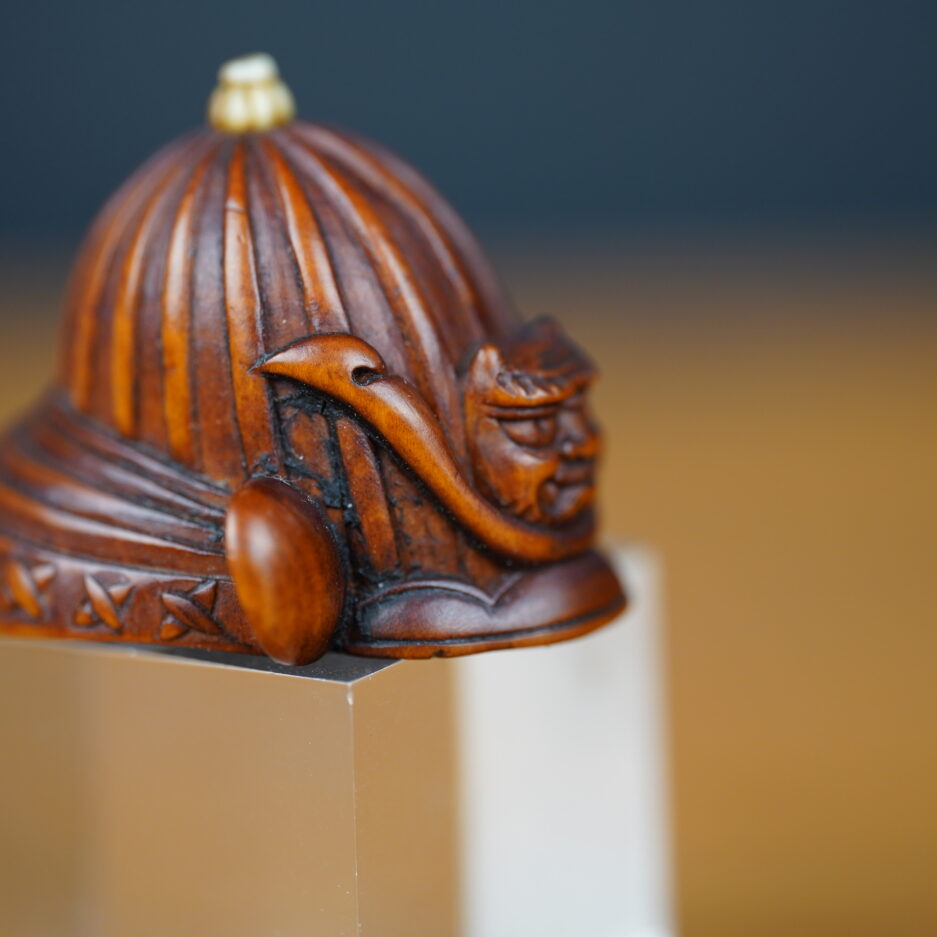 Netsuke en bois représentant un casque de samouraï Kabuto
