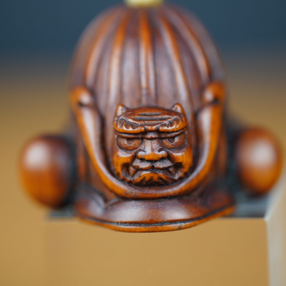 Netsuke en bois représentant un casque de samouraï Kabuto