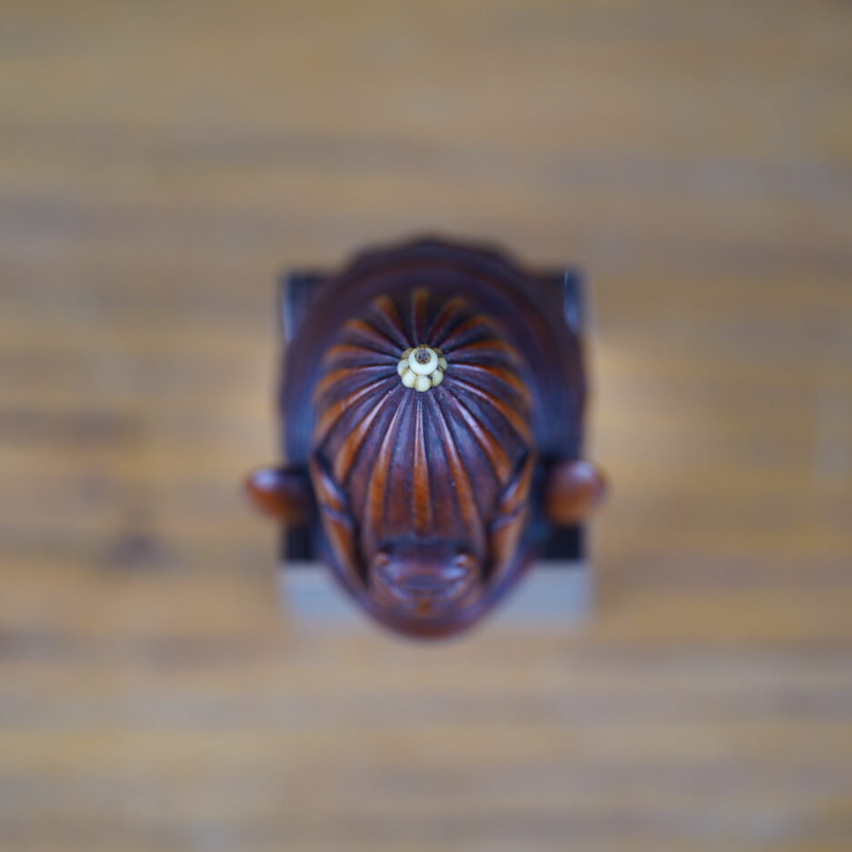 Netsuke en bois représentant un casque de samouraï Kabuto