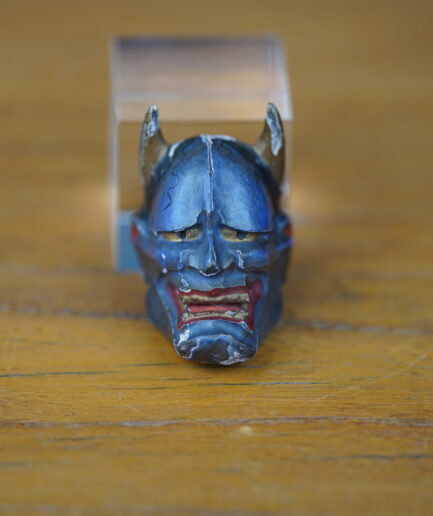 Netsuke représentant un masque Hannya en bois laqué bleu - Début Meiji XIXe s