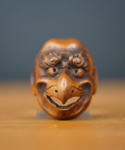 Netsuke représentant le tengu Karasu par Gyokushun - Fin-Edo XIXe s.