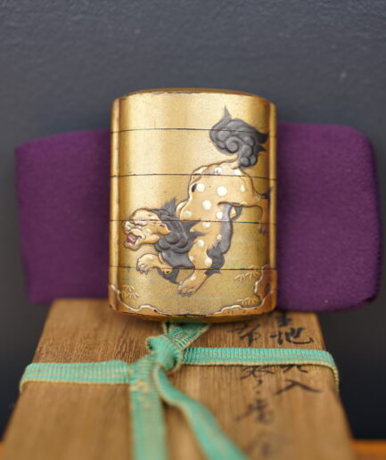 Inro en laque et décor or à décor de deux shishi - Edo XVIIIe s.