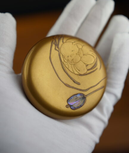 Boîte à encens kogo ronde à décor du fameux Hotei et son coquillage – Début Meiji XIXème s.