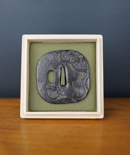 Tsuba nadekaku gata à décor d'orchidées Japon art japonais Luc Hédin Kogeiya