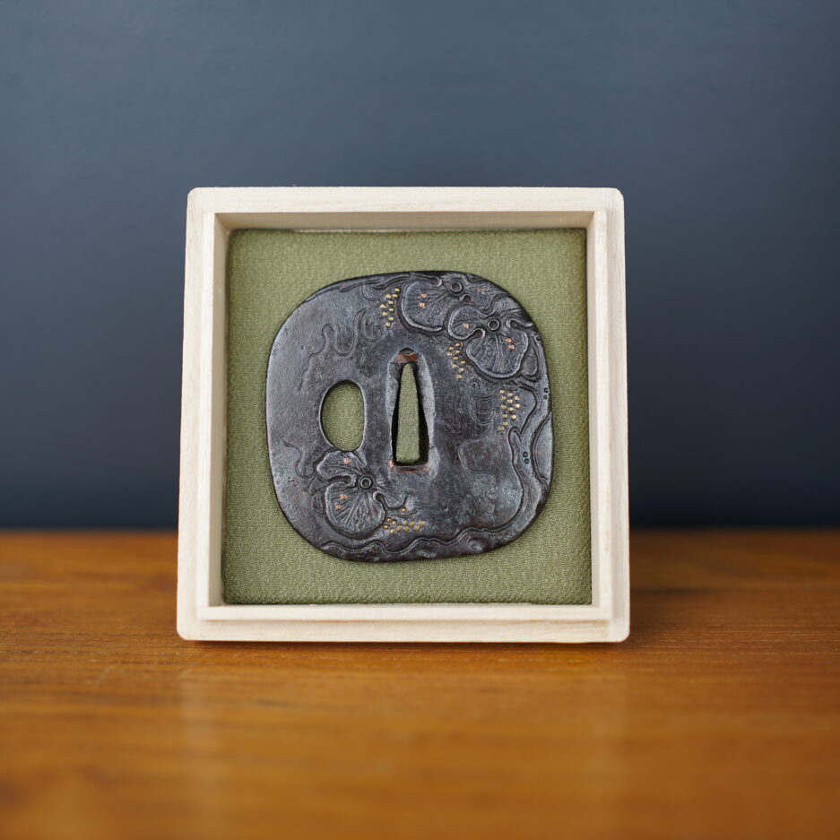 Tsuba nadekaku gata à décor d'orchidées Japon art japonais Luc Hédin Kogeiya