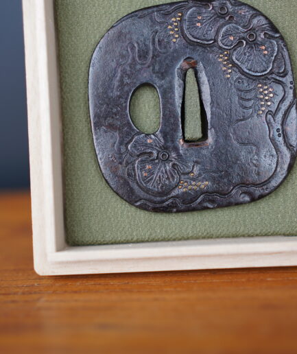 Tsuba nadekaku gata à décor d'orchidées Japon art japonais Luc Hédin Kogeiya