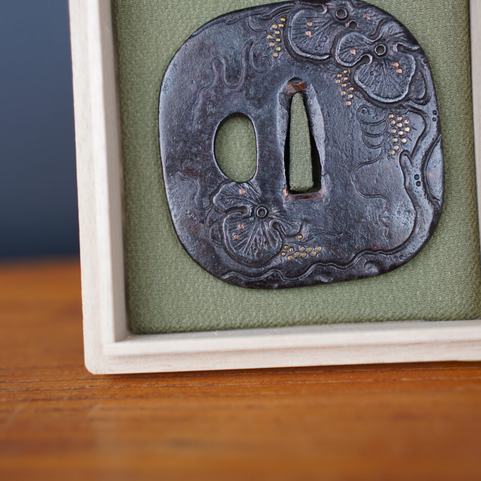Tsuba nadekaku gata à décor d'orchidées Japon art japonais Luc Hédin Kogeiya