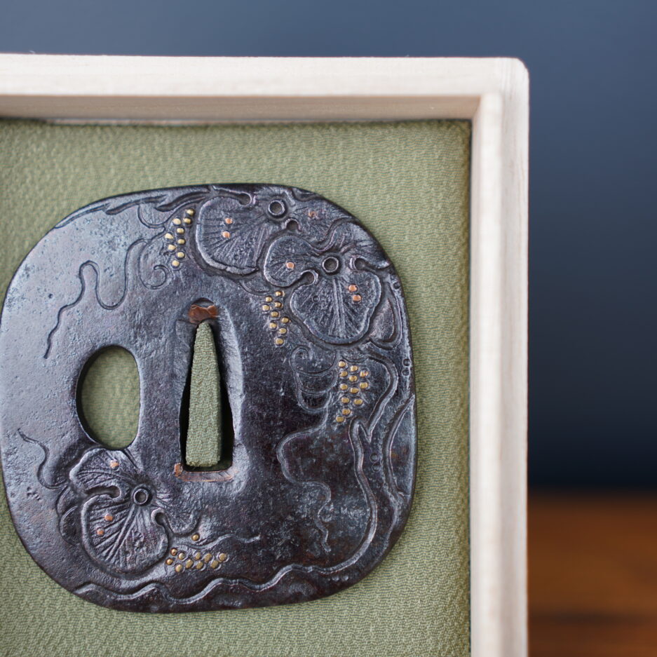 Tsuba nadekaku gata à décor d'orchidées Japon art japonais Luc Hédin Kogeiya
